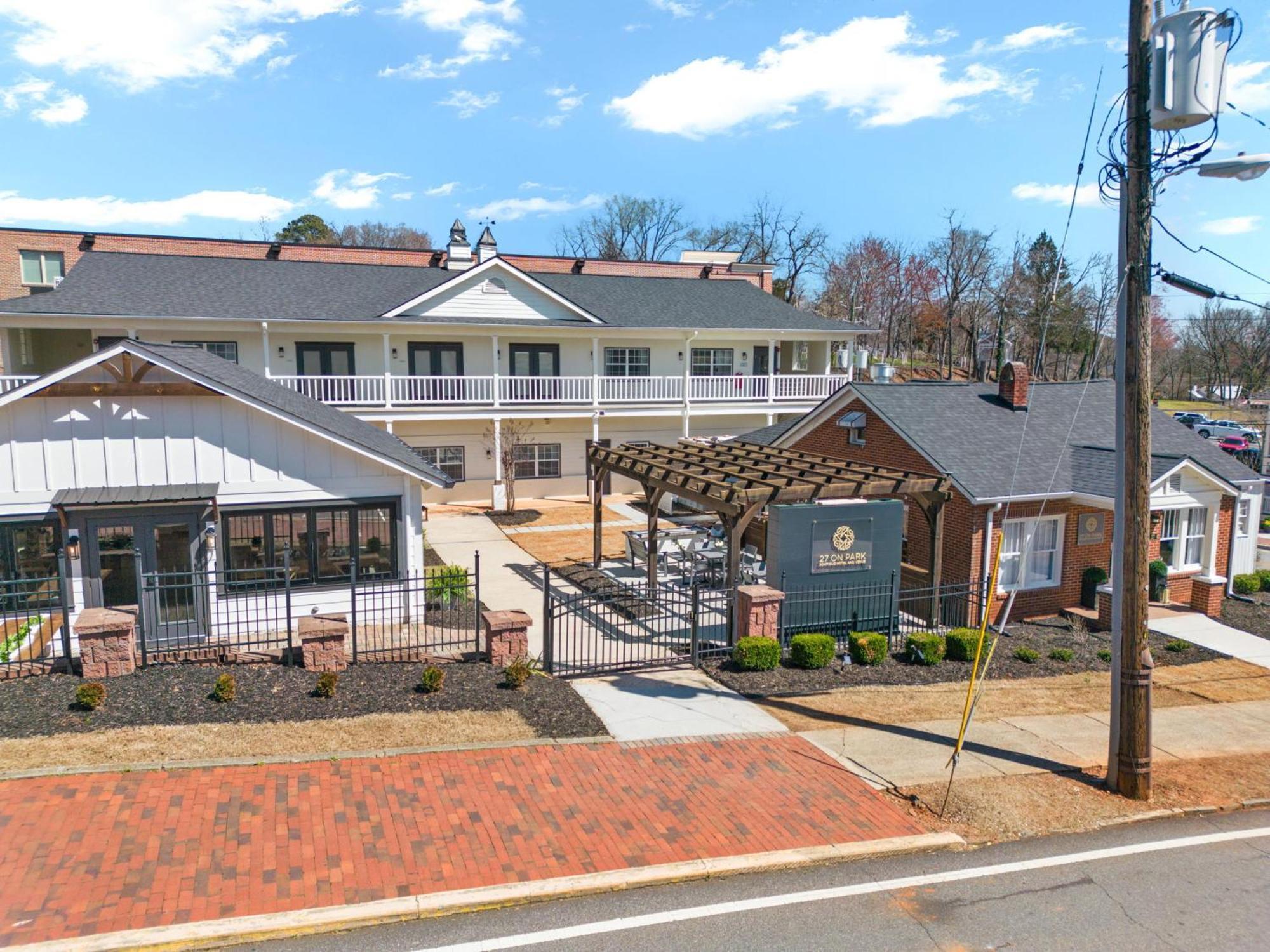 27 On Park Boutique Hotel & Venue Dahlonega Exterior photo