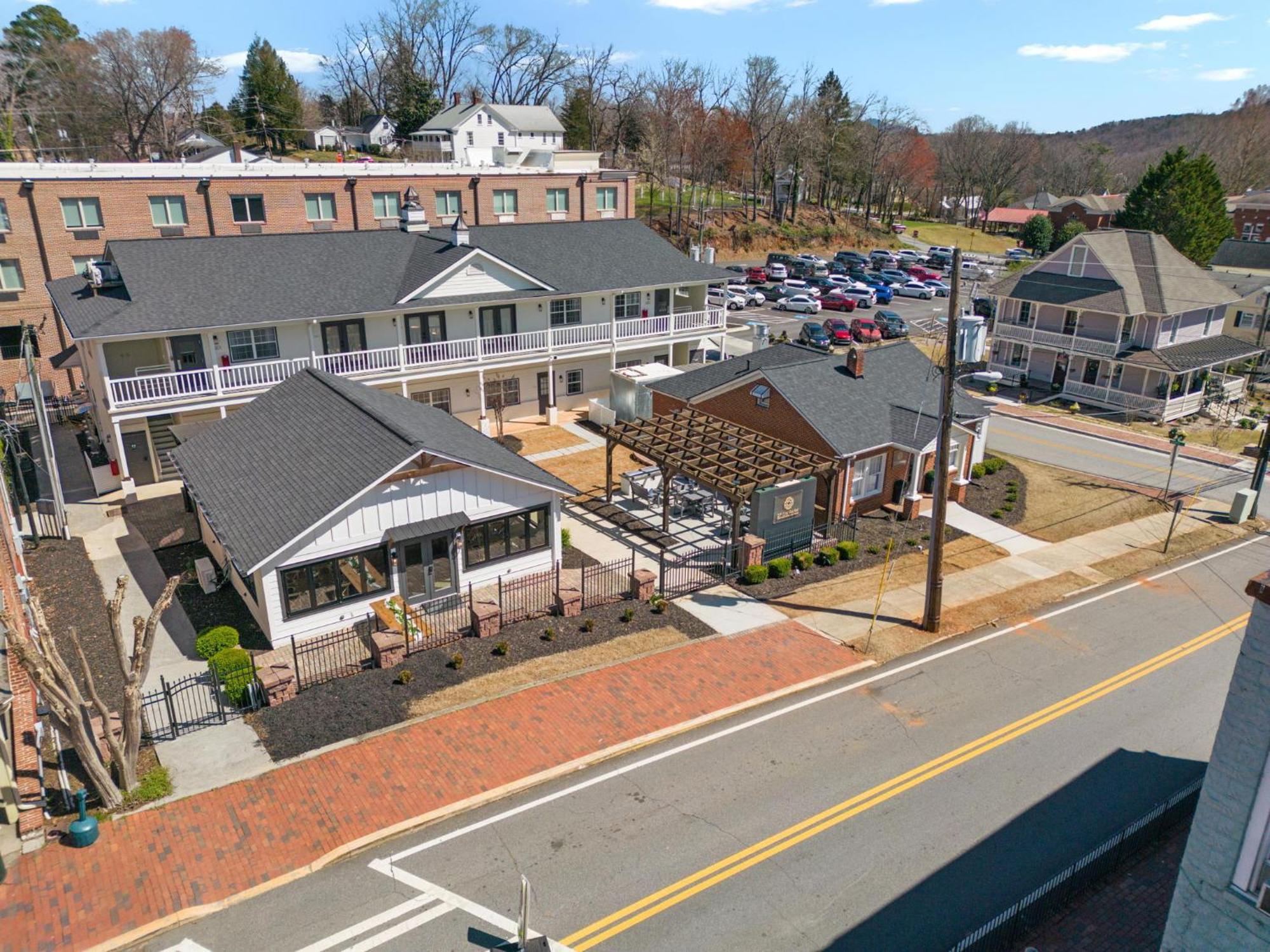27 On Park Boutique Hotel & Venue Dahlonega Exterior photo